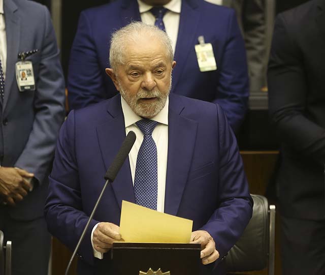 Lula assina medida para paralisar planos de privatização da Petrobras