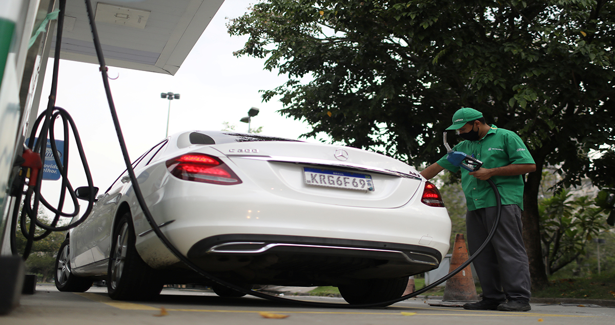 Gasolina sobe 3% nos postos e etanol também avança