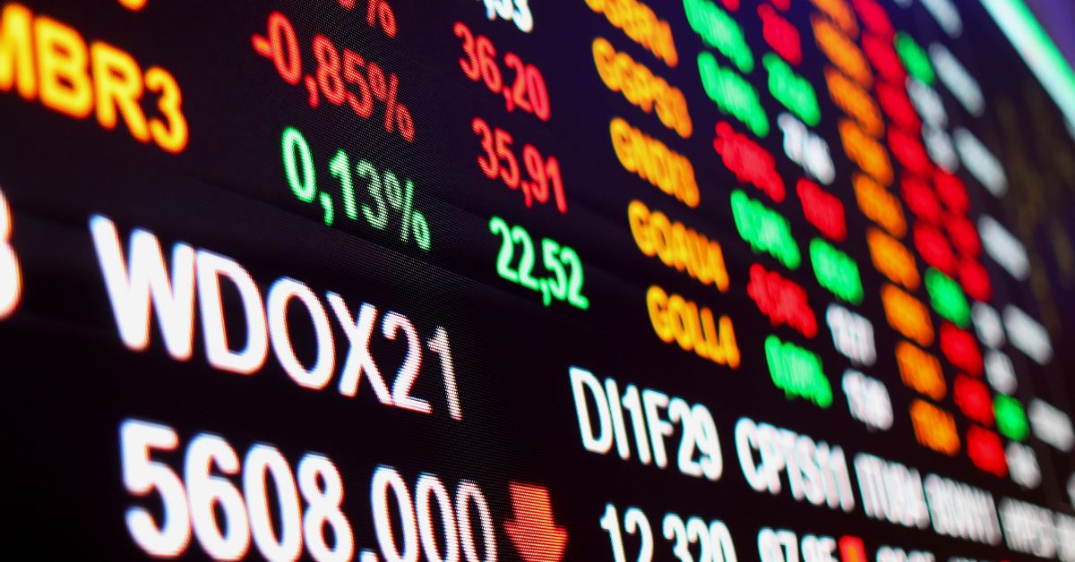Ibovespa fecha em queda antes do Carnaval, mas acumula ganho na semana