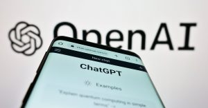 Tela de celular na página de web do ChatGPT