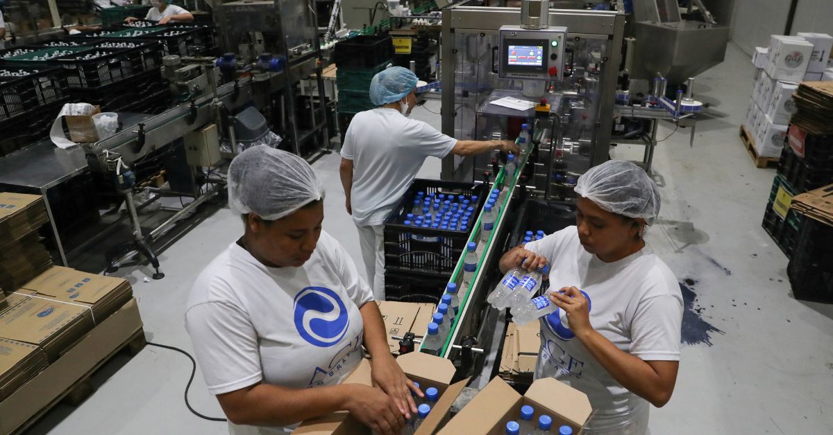 Indústria do Brasil fica estagnada em dezembro e fecha 2022 com perdas