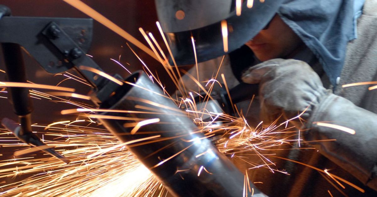 Produção e emprego da indústria recuam em janeiro