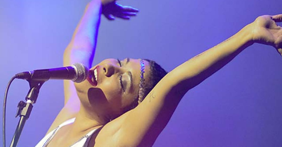 Simone Mendes se inspira em Marília Mendonça para escolher música de novo  repertório - Entretenimento - R7 Música