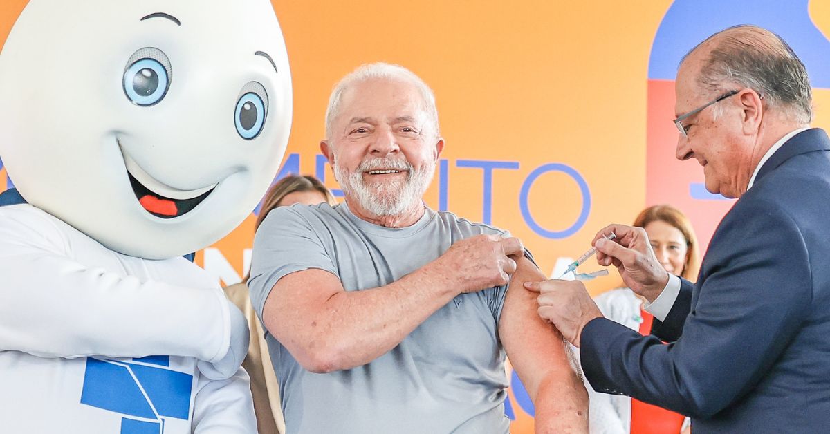 Lula recebe 5ª dose de vacina contra Covid e faz apelo para que população se vacine