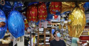 Ovos de chocolates em supermercado