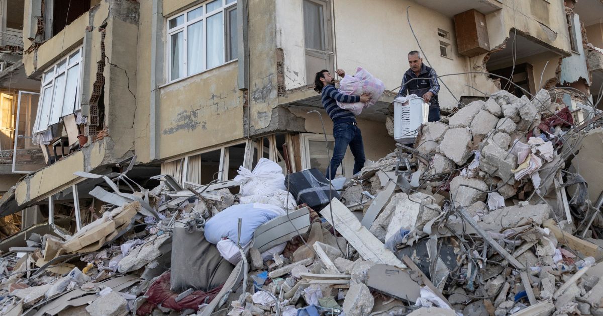Turquia investiga empreiteiros; número de mortos por terremoto sobe
