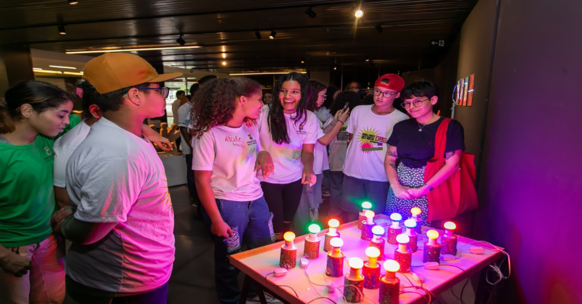 Os jovens artistas estiveram presentes na abertura da exposição | Crédito: Glênio Gamplregher