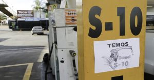 Bomba de combustível em posto brasileiro com um papel colado escrito "temos diesel S-10"