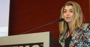 Mulher faz discurso