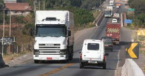 Veículos circulam em rodovia de Minas Gerais