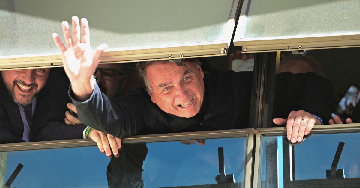 Bolsonaro volta ao Brasil na mira de STF, TSE e 1ª instância