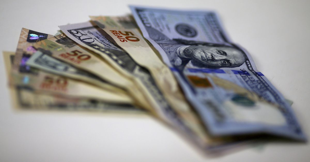 Dólar à vista recua ante real com exterior e fluxo