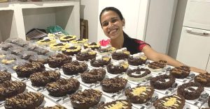 Mulher produz ovos de páscoa