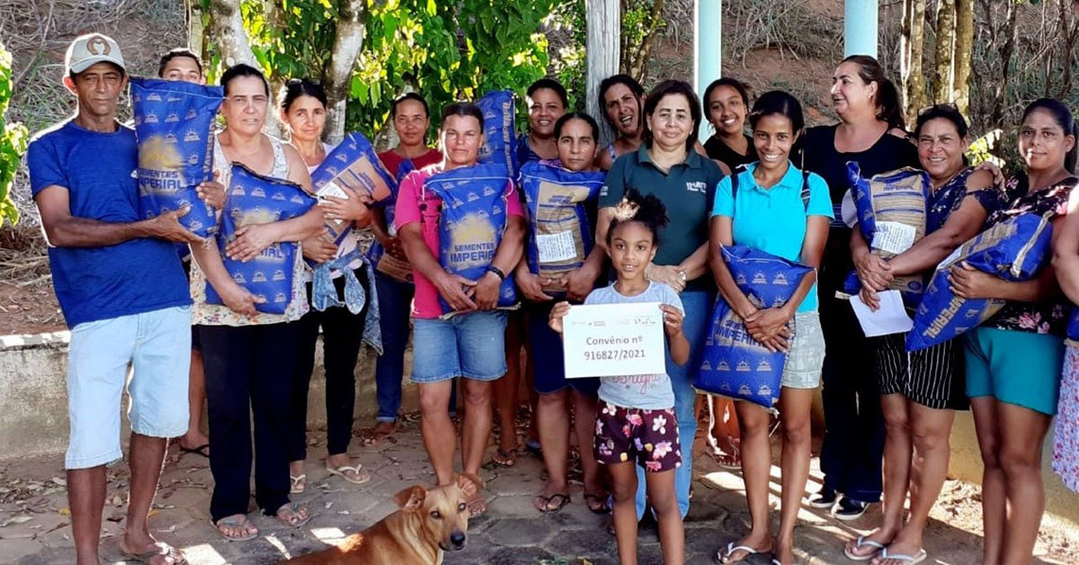 Agricultores do Norte de Minas e Jequitinhonha ganharam saco de 10 quilos de sementes | Crédito: EMATER-MG / Divulgação