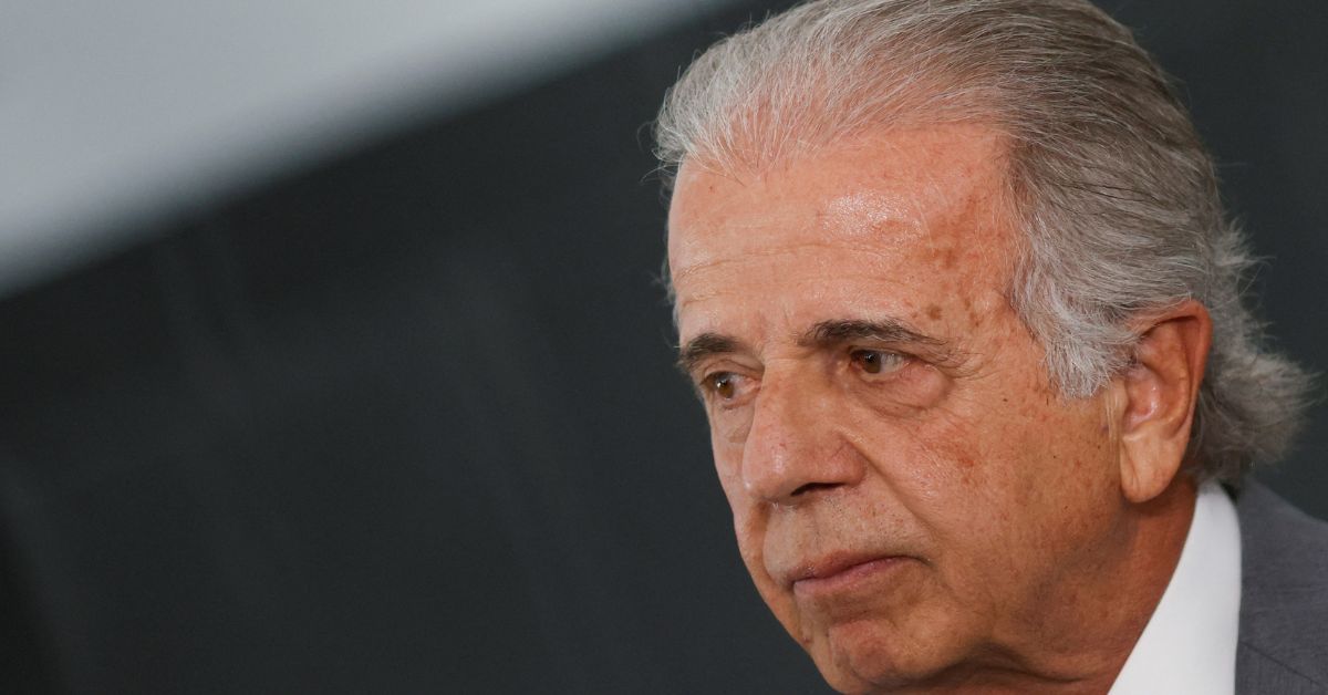 Governo prepara PEC para barrar “porta giratória” de militares em cargos políticos