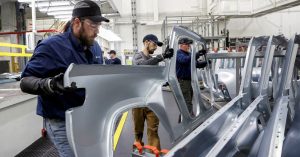 Linha de montagem na fábrica de veículos elétricos