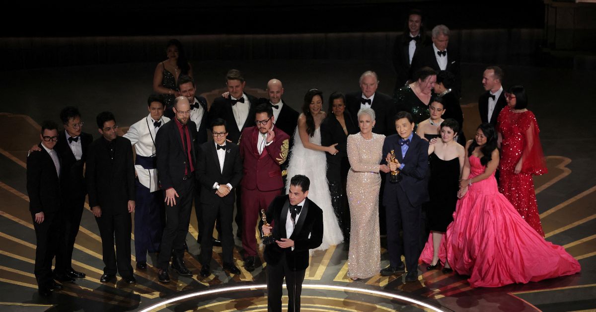“Tudo em Todo o Lugar ao Mesmo Tempo” domina Oscar com sete estatuetas
