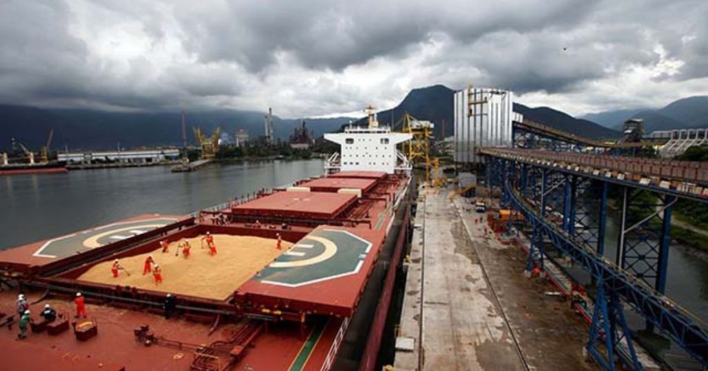 Navio carregado de grãos para exportação.