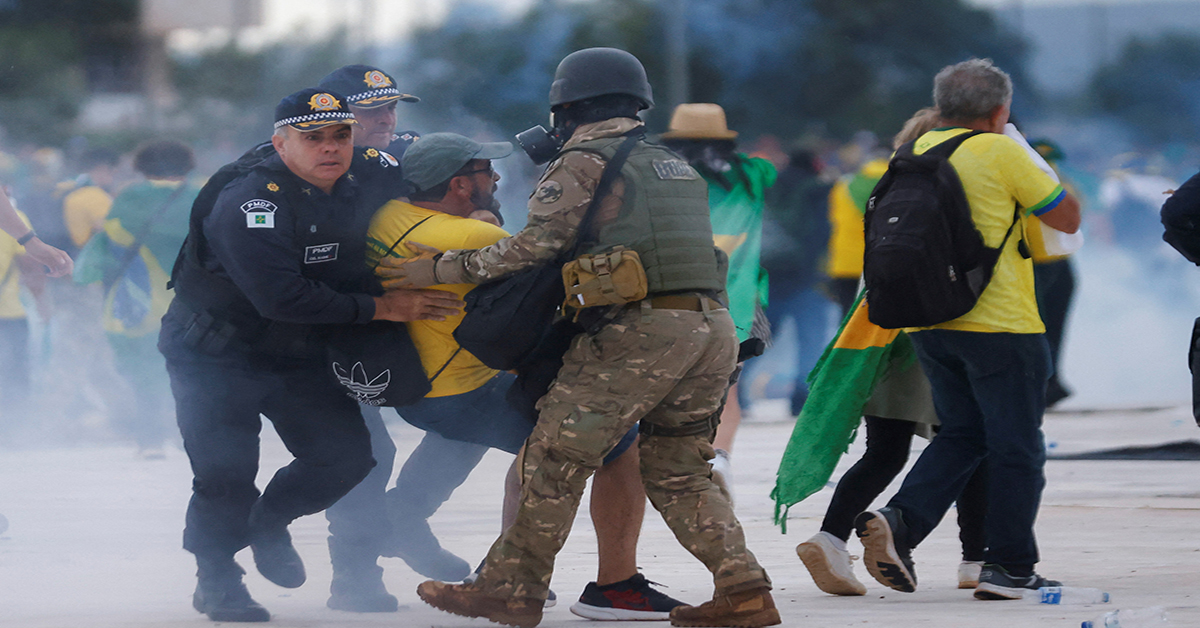 Manifestante é detido durante ataques em Brasília | Crédito: Adriano Machado/Reuters