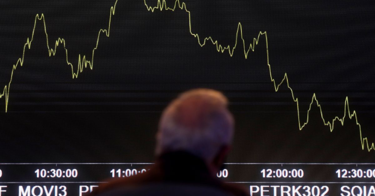 Ibovespa fecha em queda, mas salto da Petrobras atenua perda