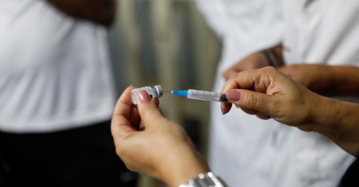 Aplicação da vacina bivalente contra a covid-19 para pessoas de 18 a 59 anos