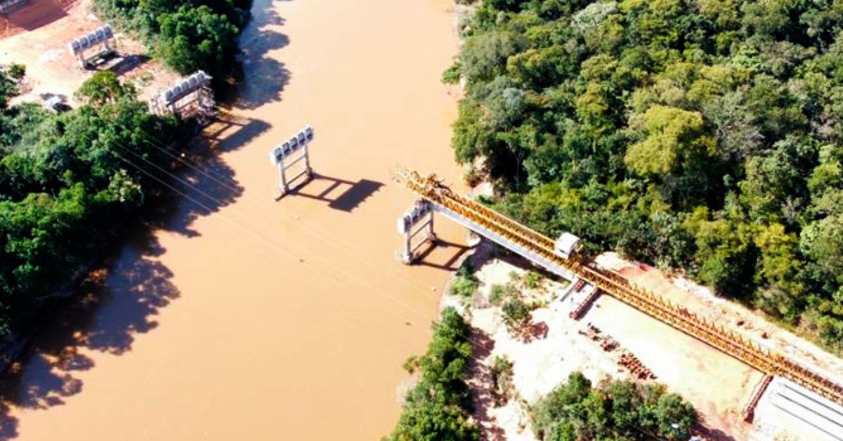 DER-MG inicia instalação de vigas em ponte sobre o Rio Paracatu, no Noroeste de Minas