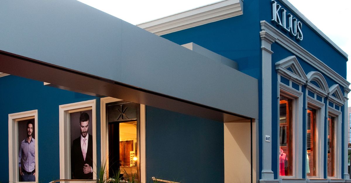 Mineira Klus completa 48 anos no mercado da moda