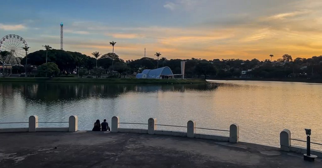 Pôr do sol na Lagoa da Pampulha com vista para a igrejinha ao fundo