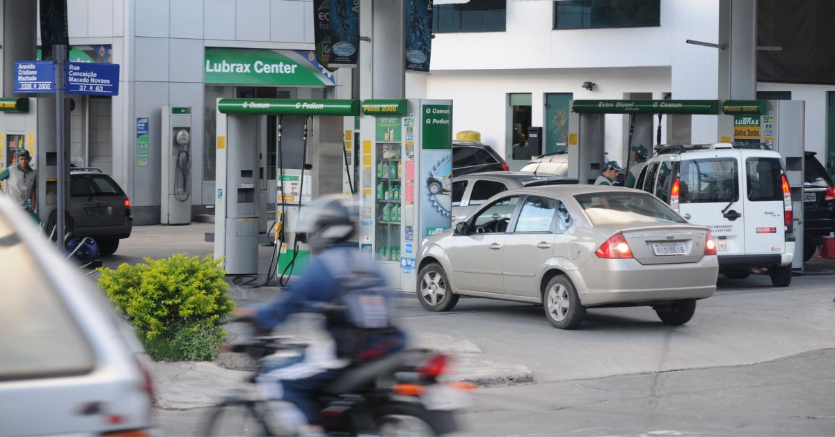 Custo da gasolina reduz em média quase 6% em BH e região
