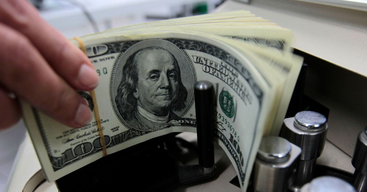 Dólar cai quase 1% ante o real em meio à disputa por taxa de fim de trimestre