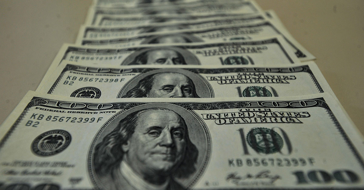 Dólar cai em dia de posse de Trump e intervenção do BC de Galípolo no câmbio