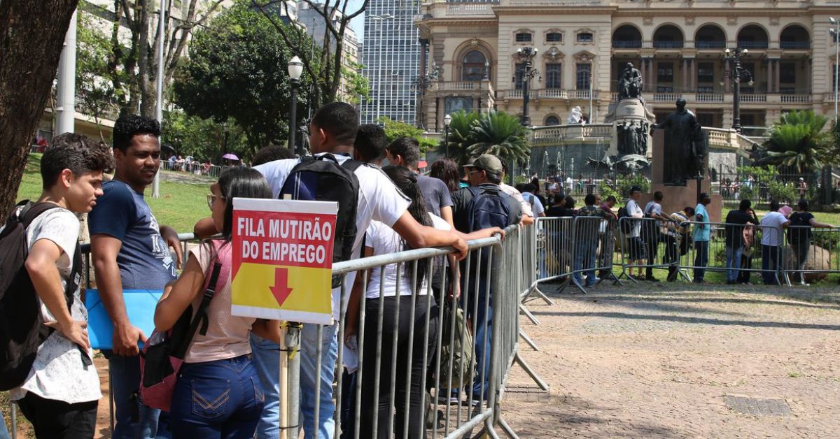 Desemprego no trimestre até abril tem menor taxa para o período em 8 anos