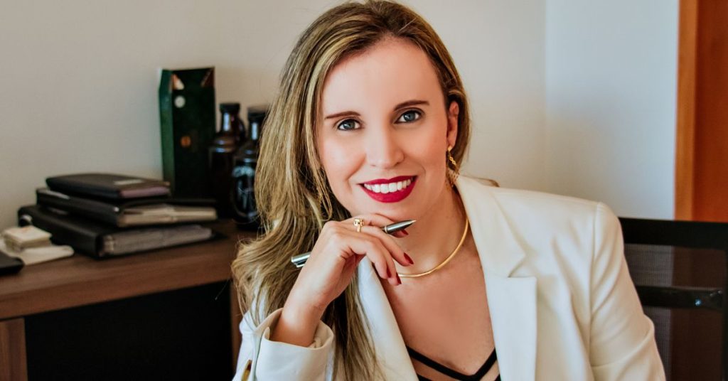 Professora de economia da UNA, Vaníria Ferrari, posa para foto