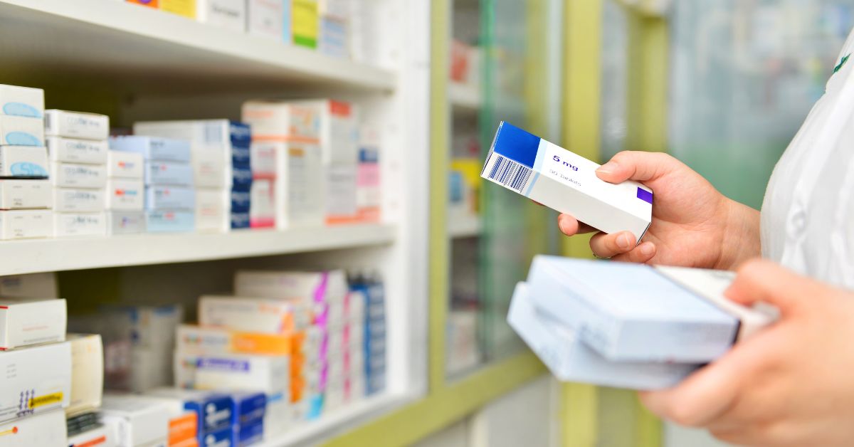 Entidades criticam permissão para farmacêutico prescrever medicamento