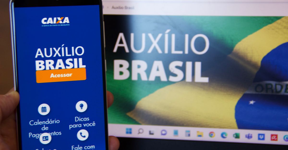 Renda que inclui benefícios sociais bate recorde com Auxílio Brasil em 2022