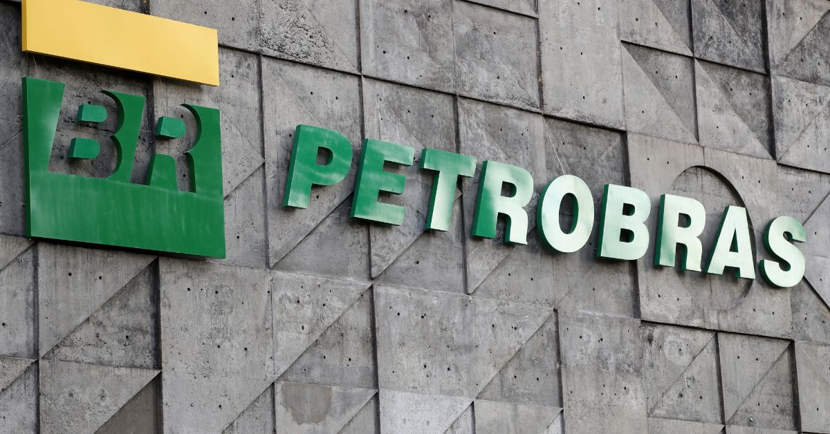 Presidente da Petrobras cobra fiscalização a postos com gasolina de R$ 6