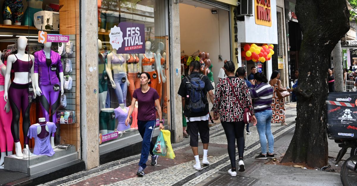 Vendas do comércio recuam 0,3% em setembro, com queda em seis das oito atividades