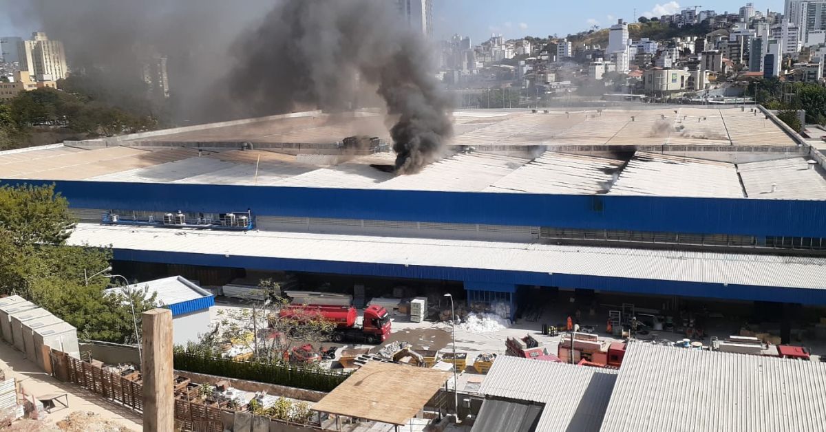 Galpão da rede Assaí é atingido por incêndio em BH
