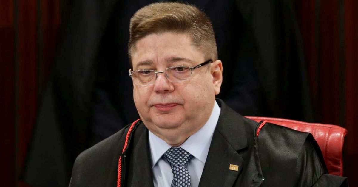 Ministro do TSE vota contra inelegibilidade de Bolsonaro