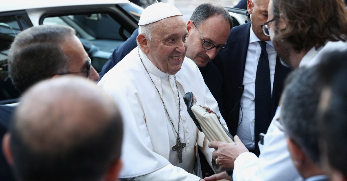 Papa Francisco deixa hospital “em melhor forma do que antes”, diz médico