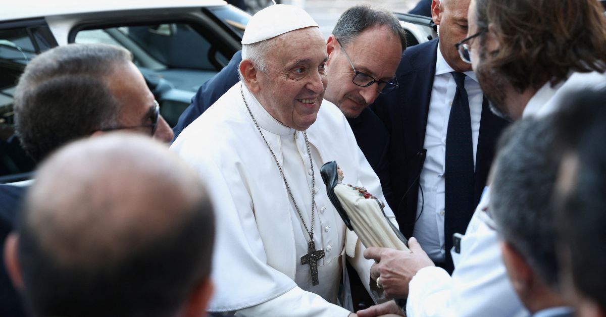 Papa Francisco cumprimenta pessoas após receber alta de hospital em Roma | Crédito: REUTERS/Guglielmo Mangiapane