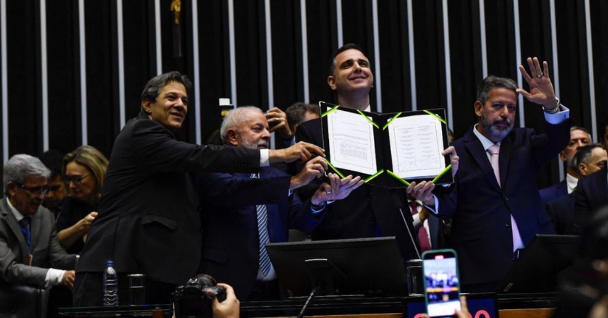 Rodrigo Pacheco ergue na sessão do Congresso a Emenda 132, da reforma tributária, tendo ao lado o presidente da República, Luiz Inácio Lula da Silva, o ministro da Fazenda, Fernando Haddad, e o presidente da Câmara, Arthur Lira | Crédito: Roque Sá / Agência Senado - 20.12.2023