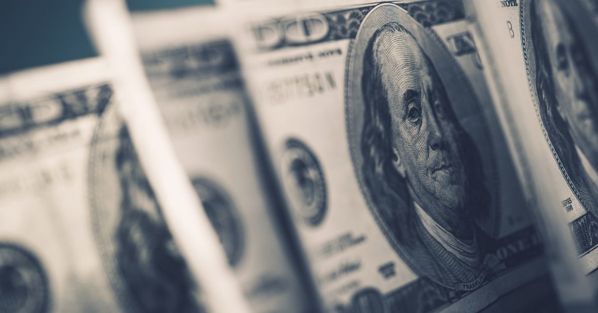 Dólar cai quase 5% em janeiro e fecha em menor valor desde setembro