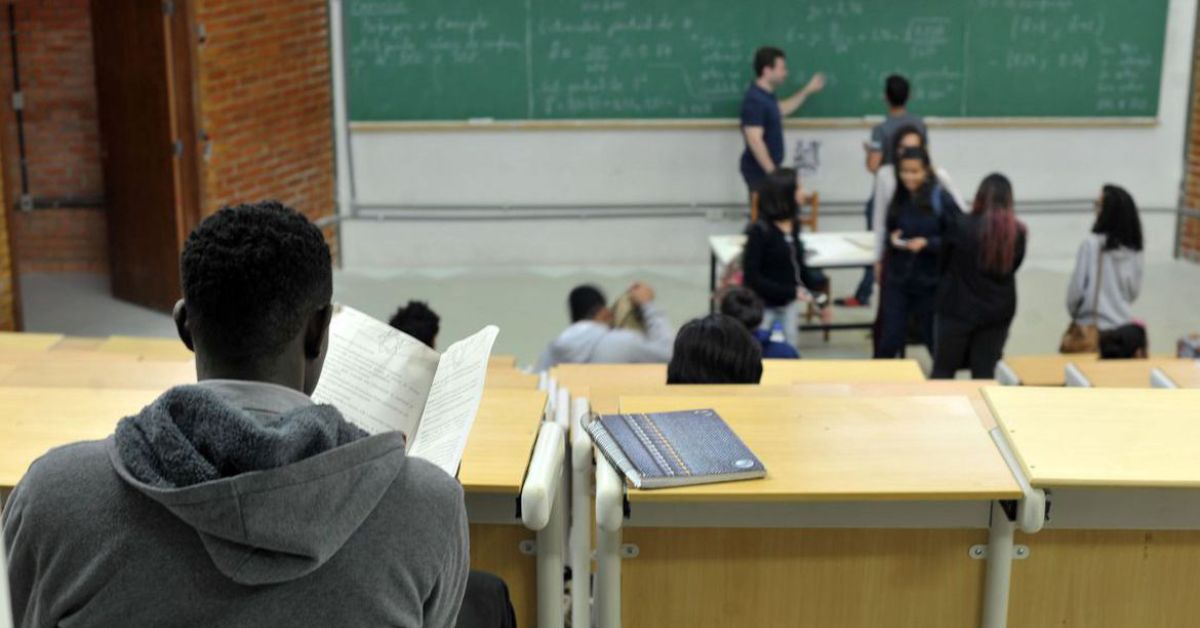 Zema sanciona reajuste salarial dos servidores da educação
