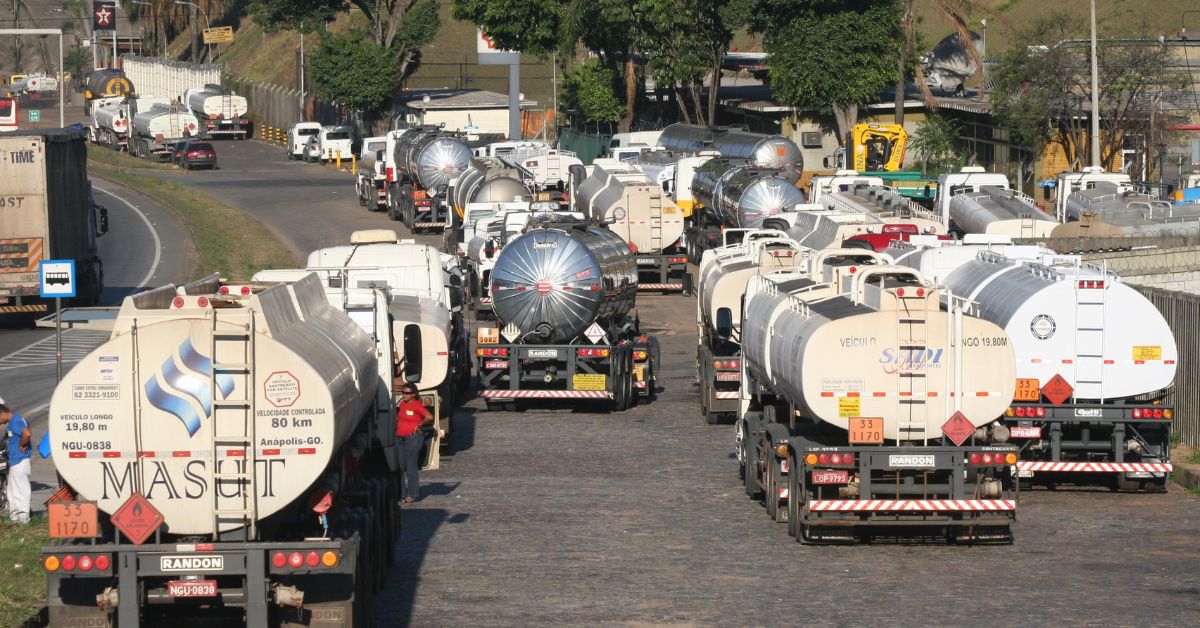 Setor de transporte de combustíveis ameaça paralisação contra alta no ICMS