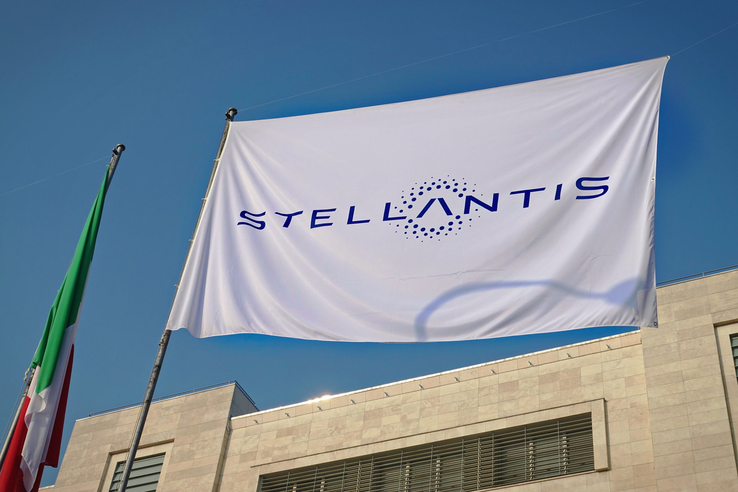Stellantis vai lançar carro a álcool com opções híbridas
