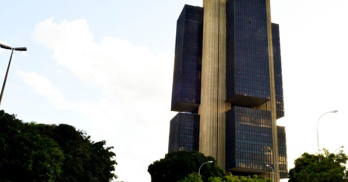 Projeção do Itaú para a escalada da Selic chega a 15,75% até o final de 2025