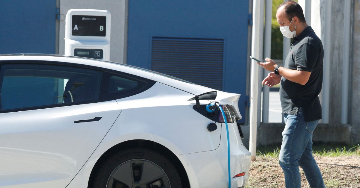 Carros híbridos plug-in se destacam, e indústria vê mudança nas vendas