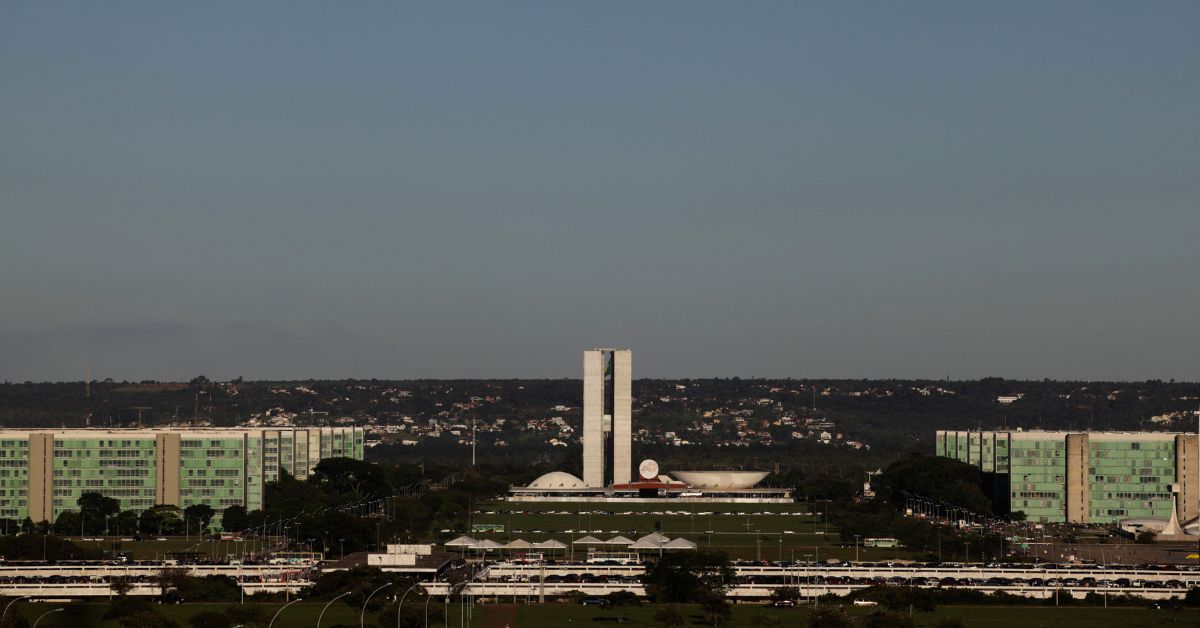 Entre o fisco e o câmbio: o preço da imprevisibilidade brasileira