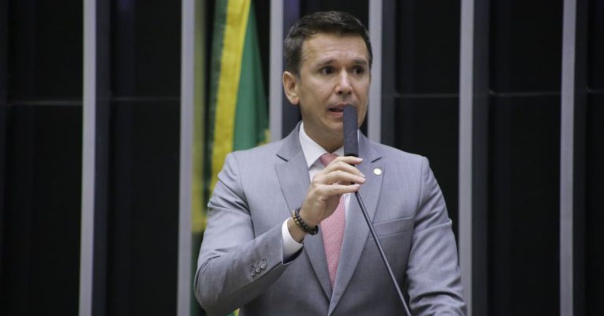 Sites de apostas patrocinam eventos de empresa de deputado que relata CPI sobre o tema